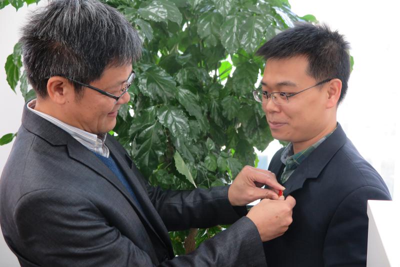 黨委委員王建平為先鋒黨員佩戴黨徽