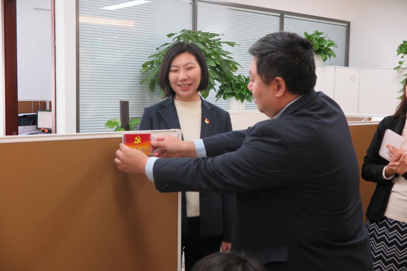 黨支部書記翁熠為先鋒黨員授予并懸掛先鋒崗標識